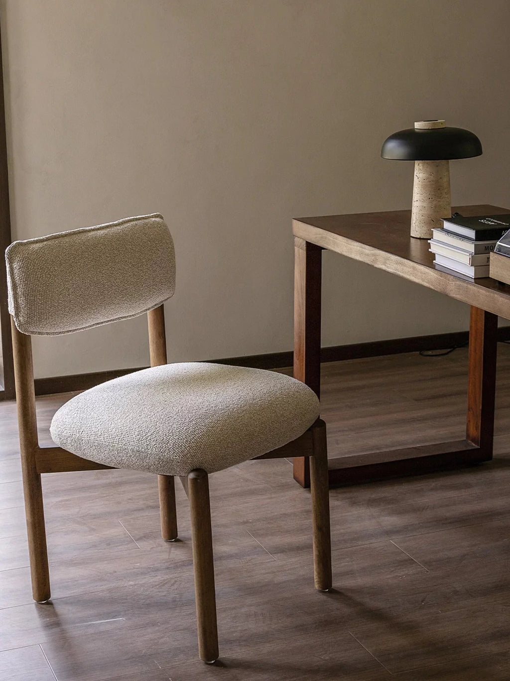 Houten eetkamerstoel frank walnoot afwerking en beige zit kussen