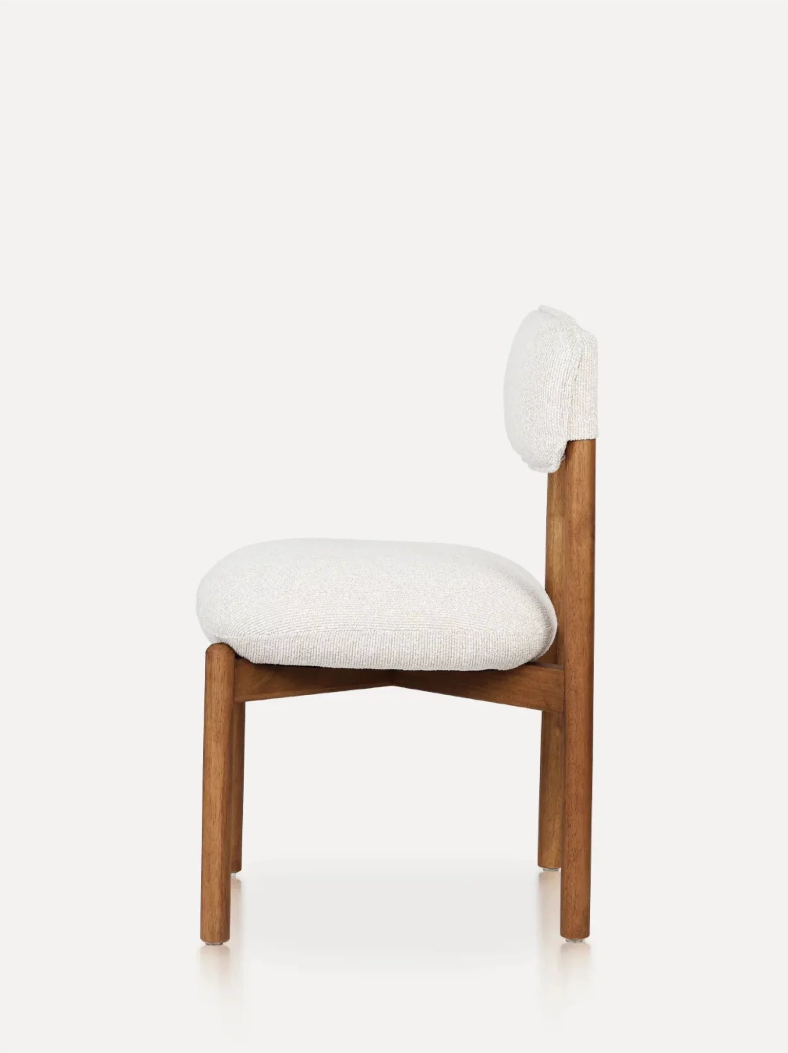 Houten eetkamerstoel frank walnoot afwerking en beige zit kussen