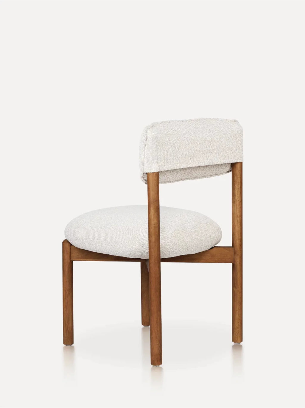 Houten eetkamerstoel frank walnoot afwerking en beige zit kussen