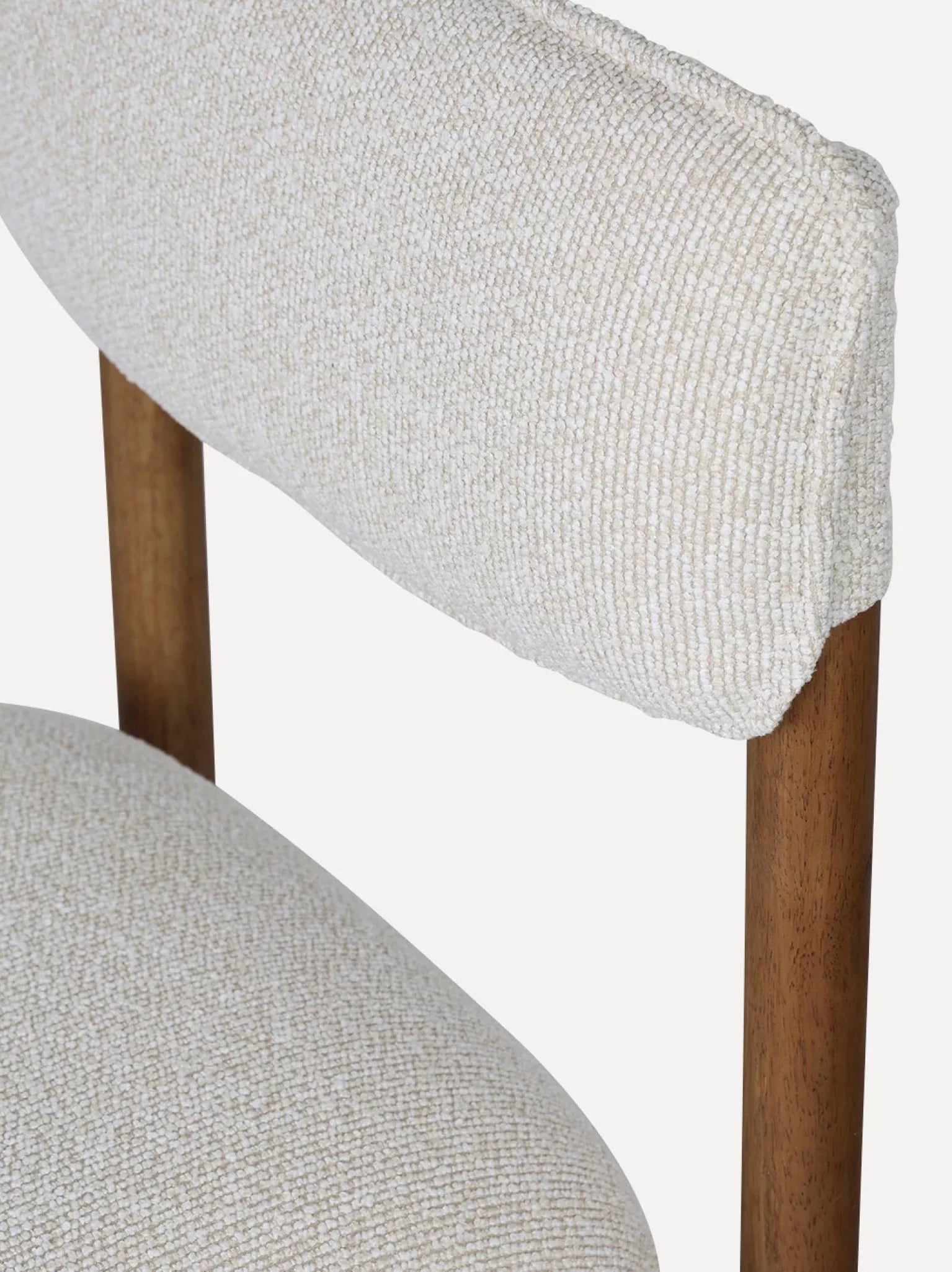 Houten eetkamerstoel frank walnoot afwerking en beige zit kussen