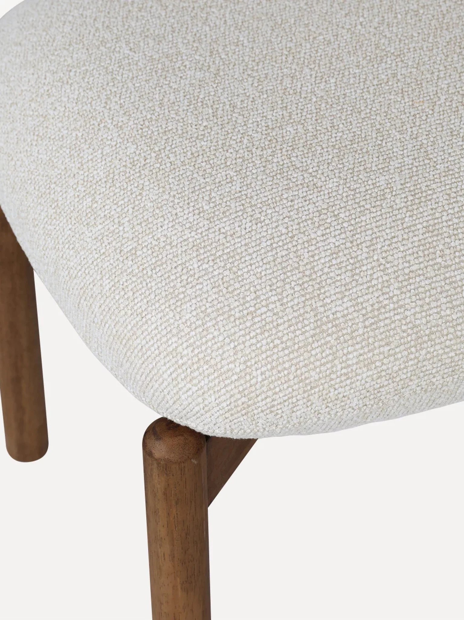 Houten eetkamerstoel frank walnoot afwerking en beige zit kussen