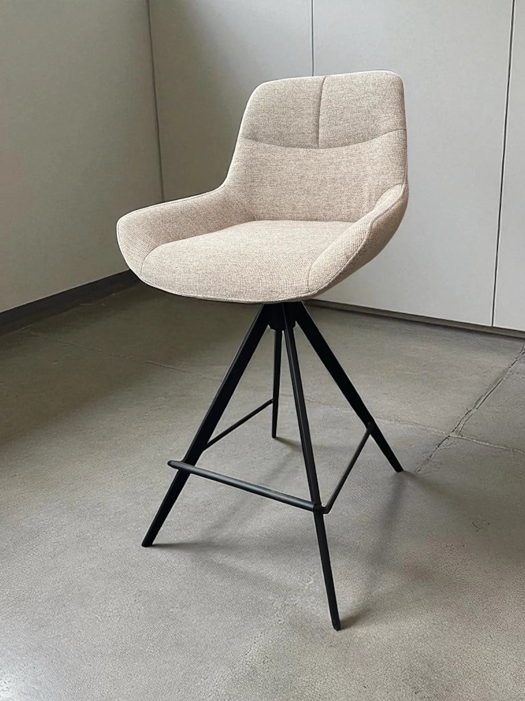 Barstoel bari beige san remo 101 zithoogte 65