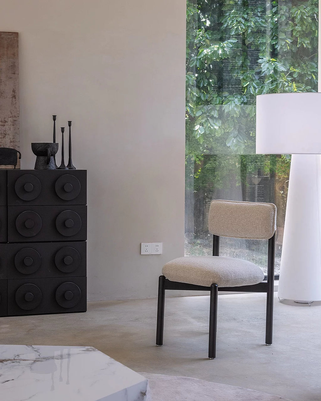 Houten eetkamerstoel frank zwart met beige zitkussen