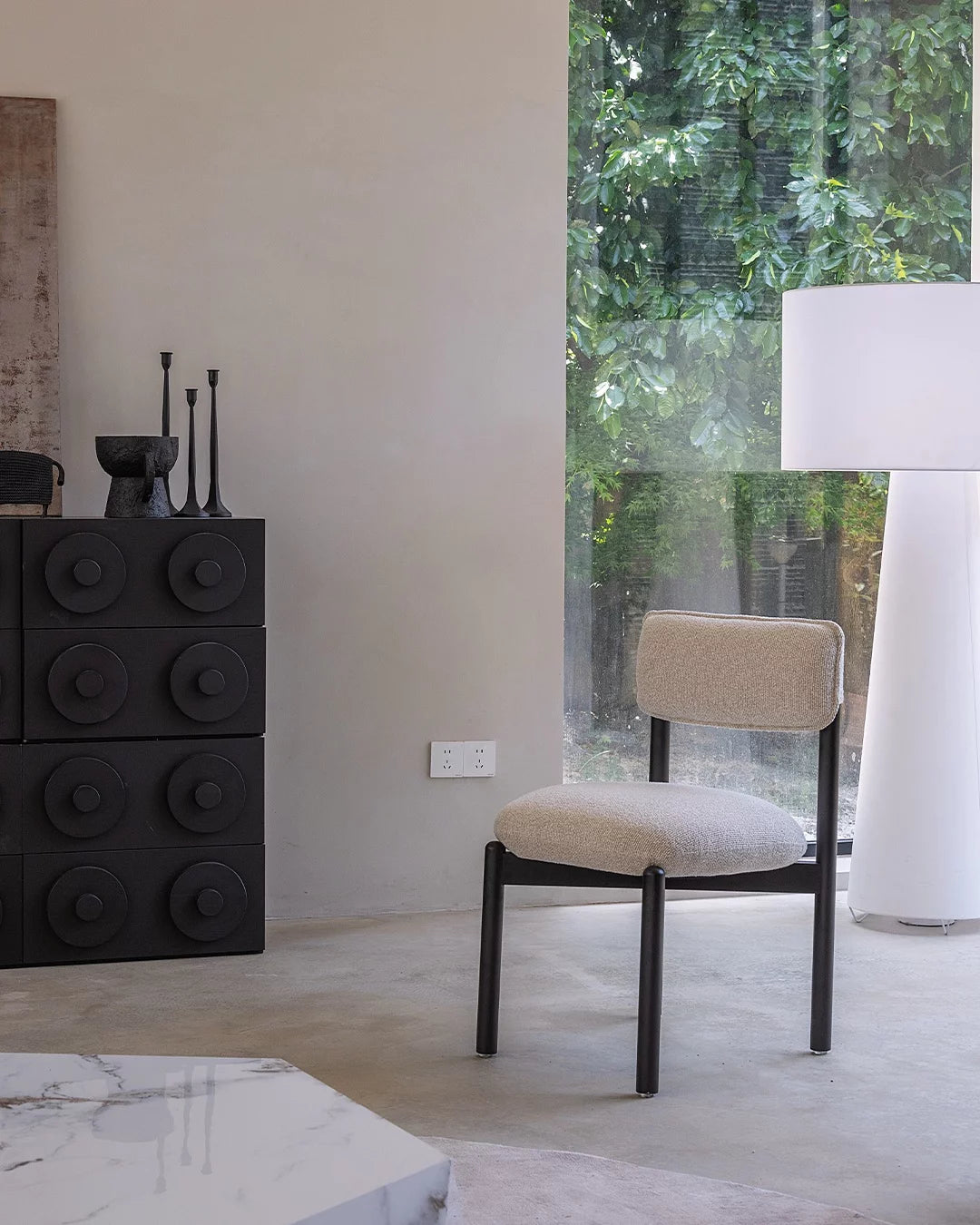 Houten eetkamerstoel frank zwart met beige zitkussen