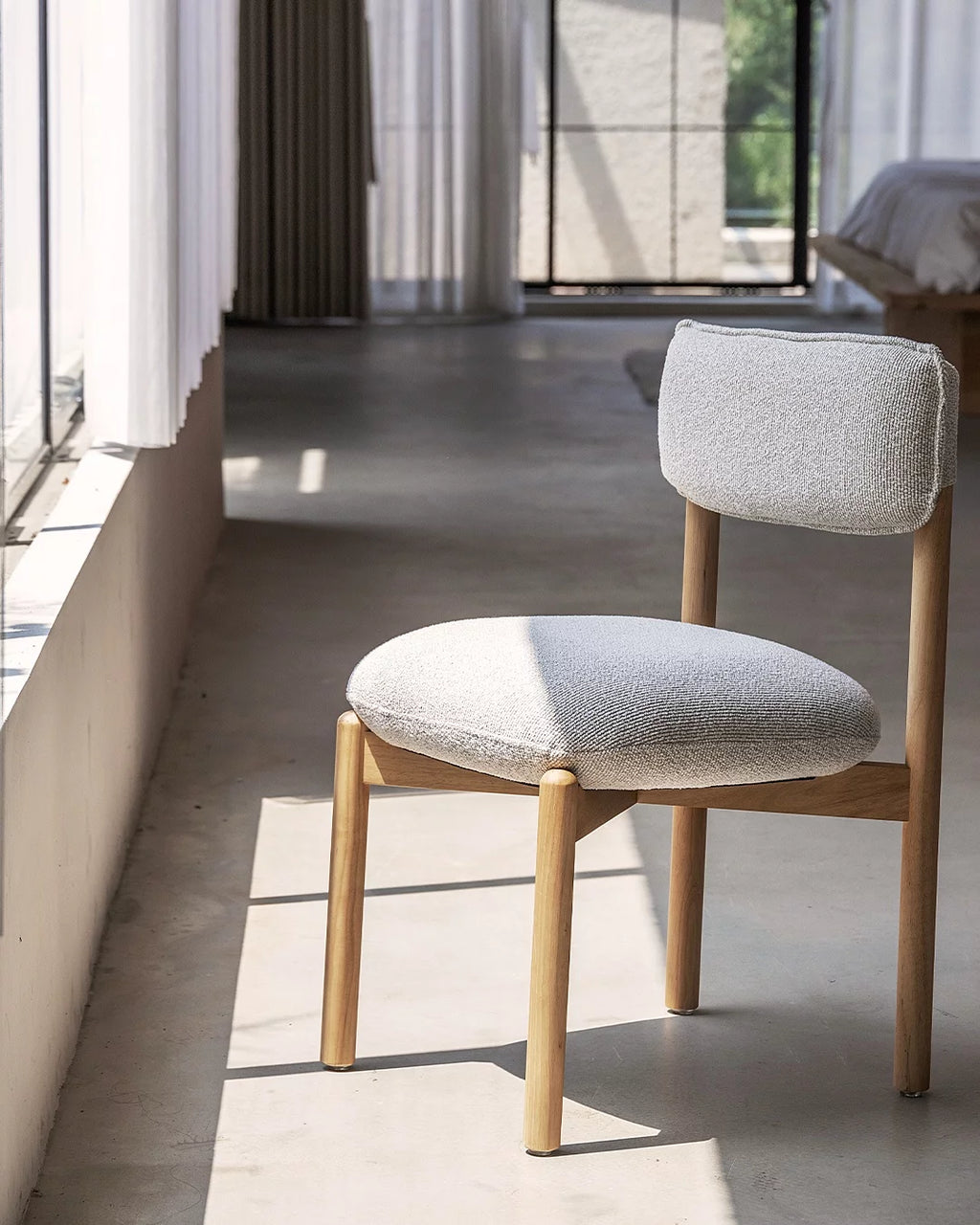 Houten eetkamerstoel frank natural met beige zitkussen